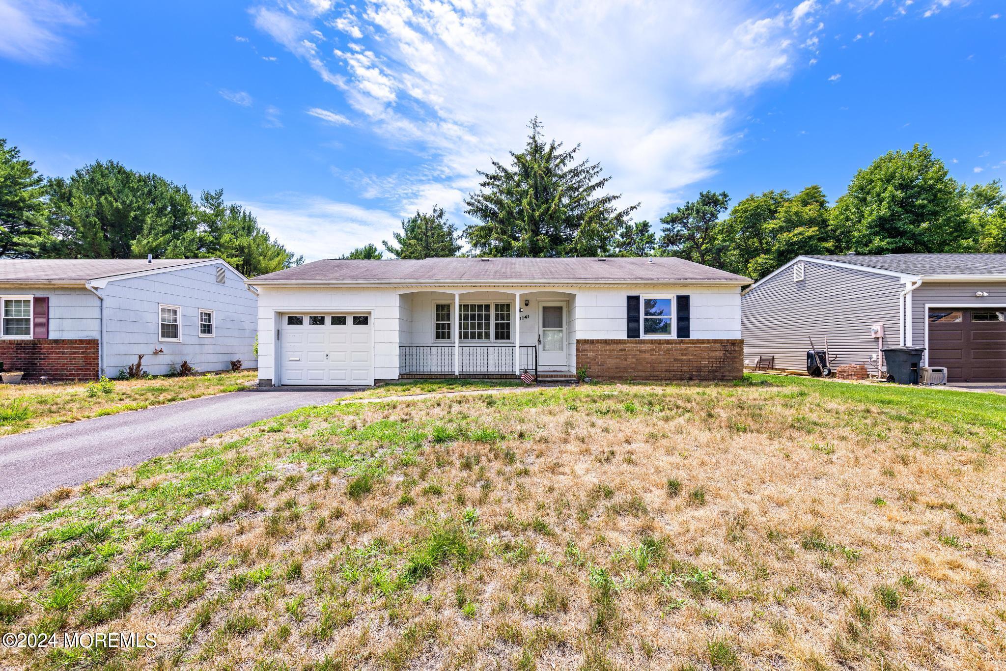 1141 Edgebrook Drive S
