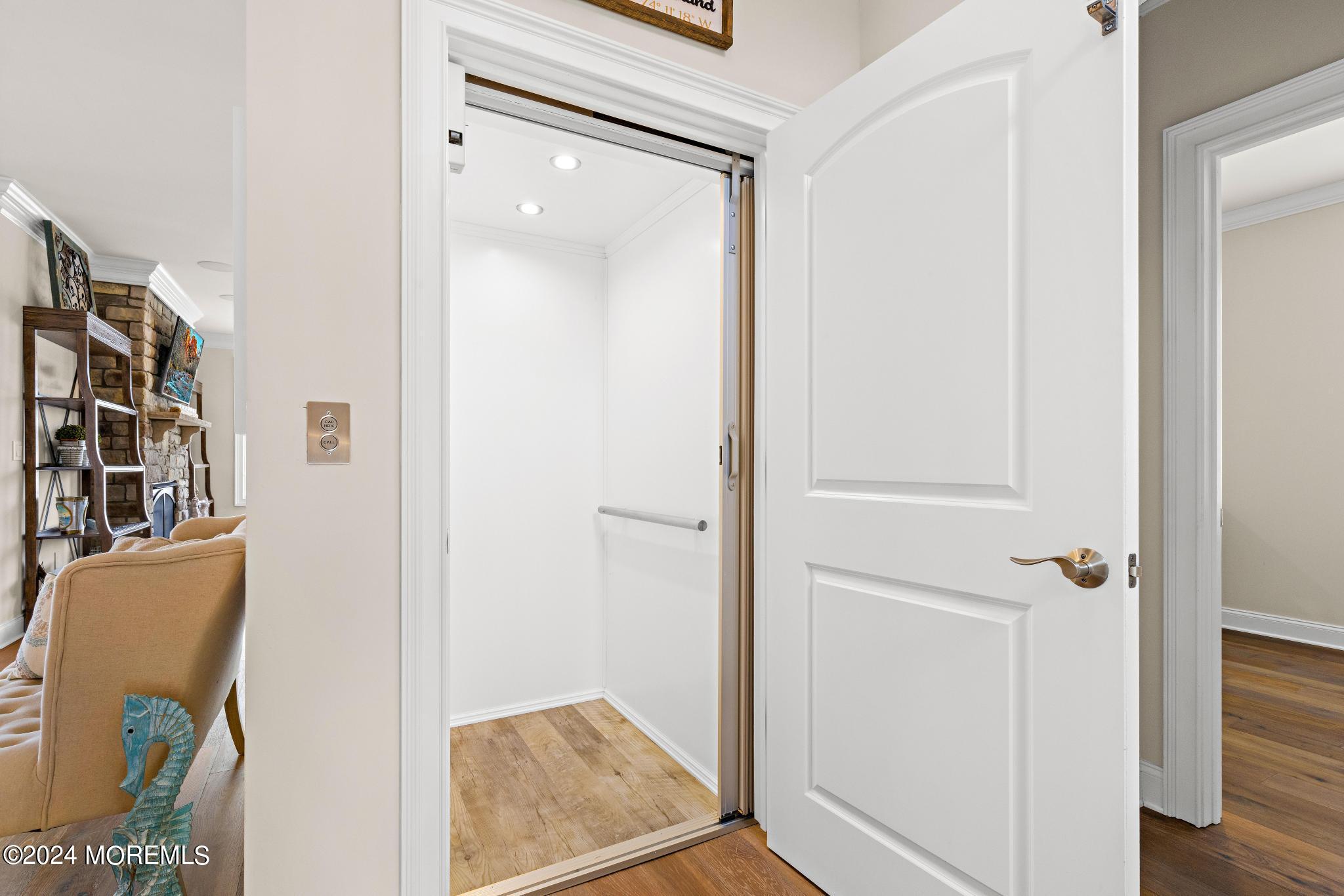 7 W Ryerson Lane
