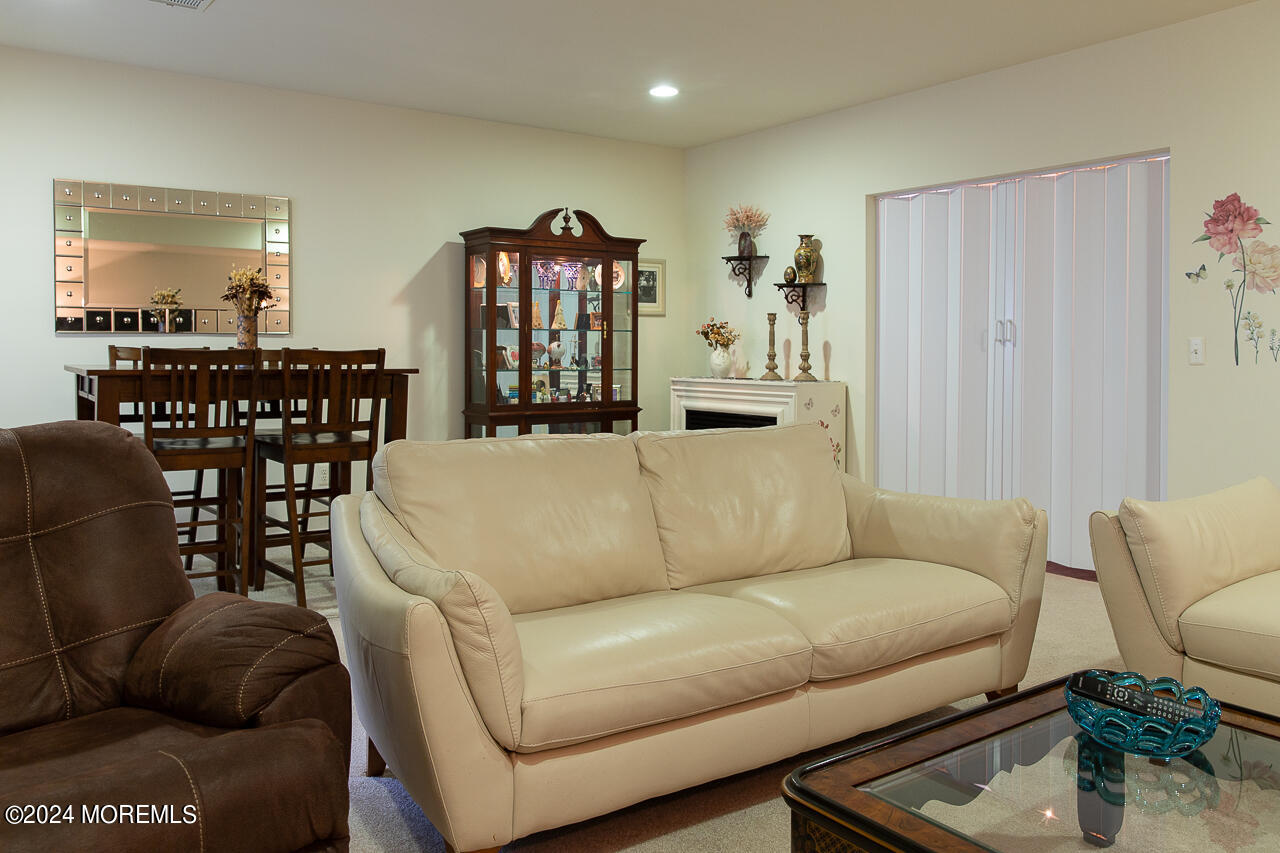 294 Hawthorne Lane
