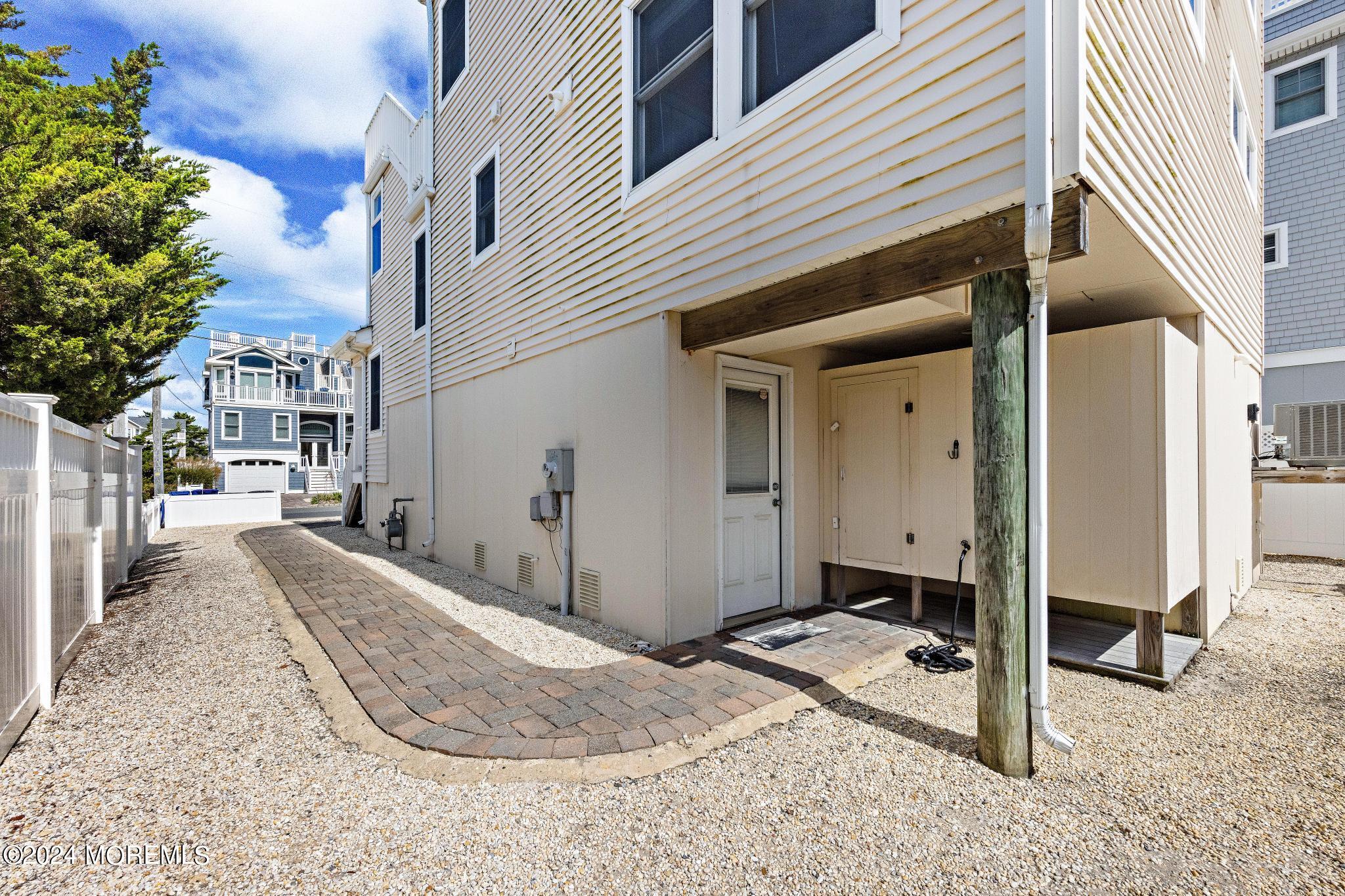 102 E Lillie Avenue