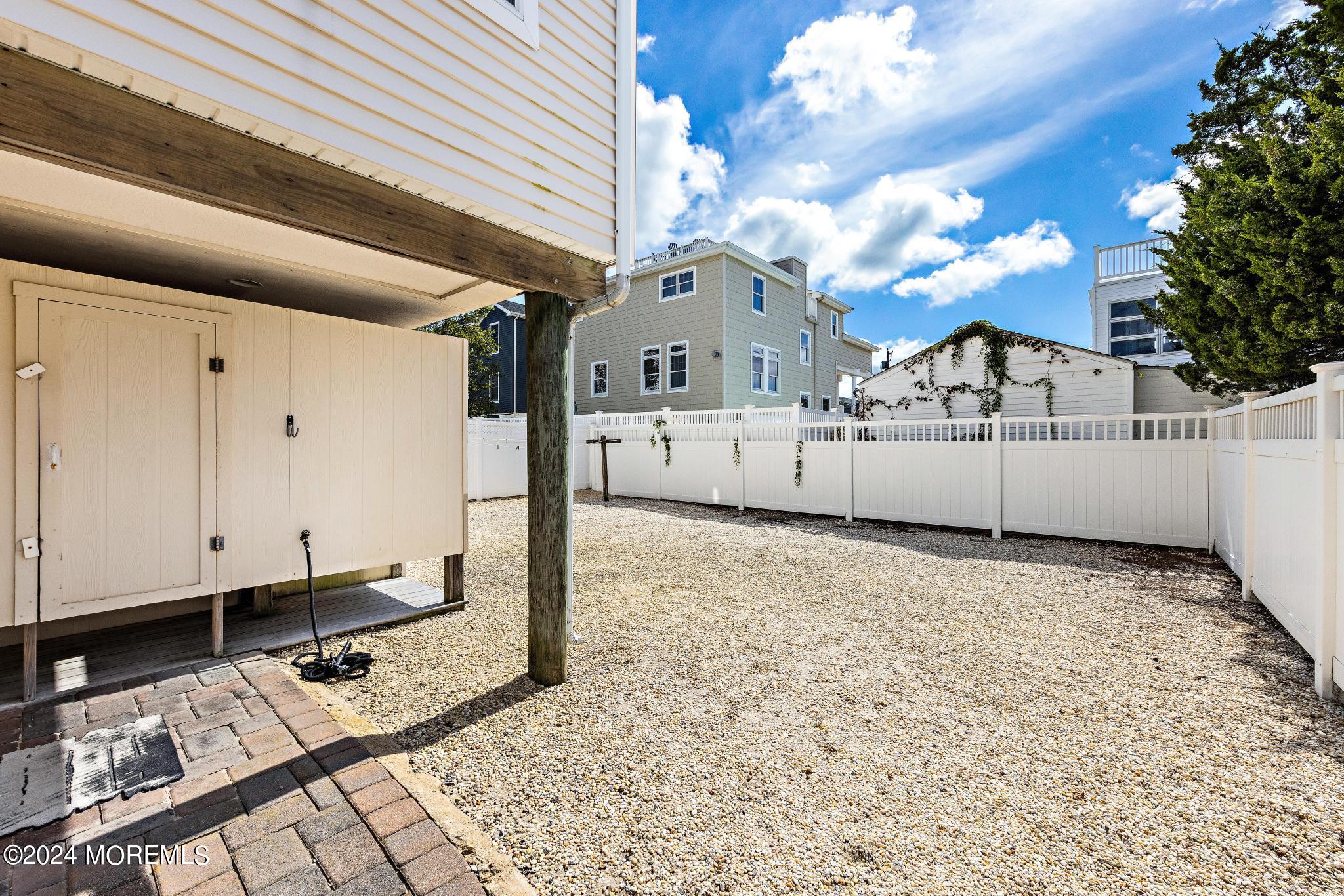 102 E Lillie Avenue