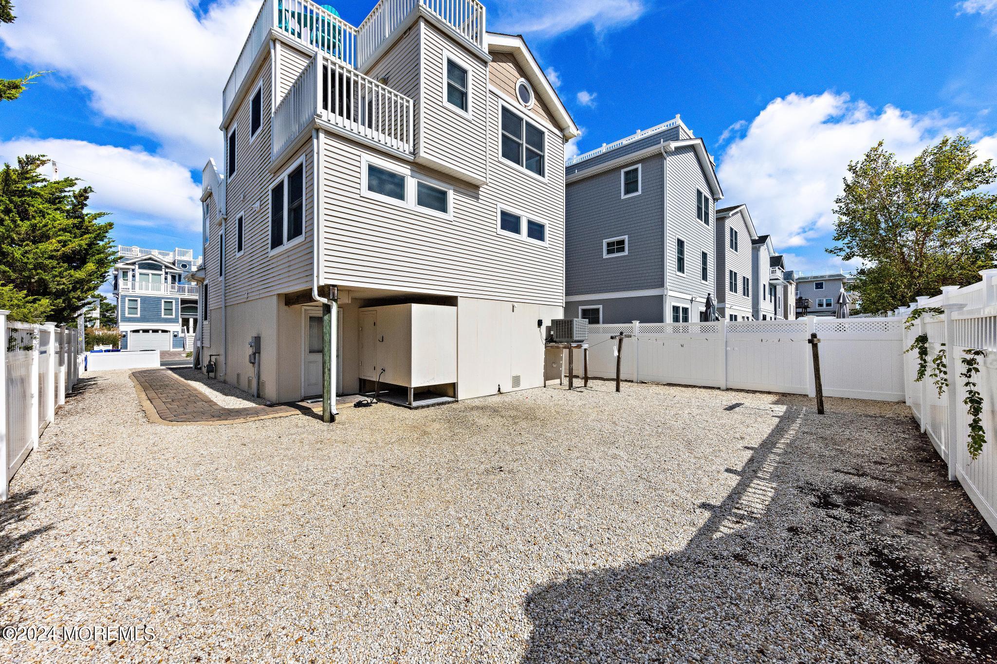 102 E Lillie Avenue