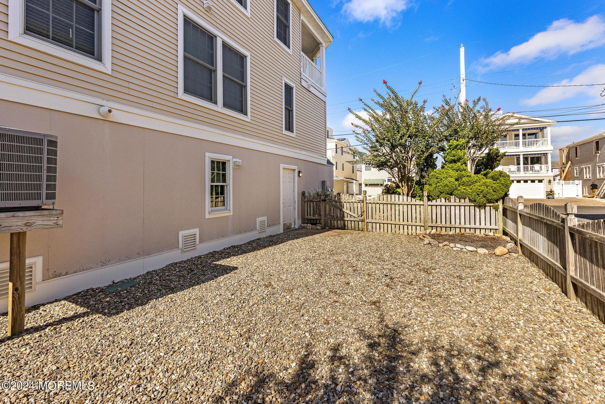 2 E California Avenue, B