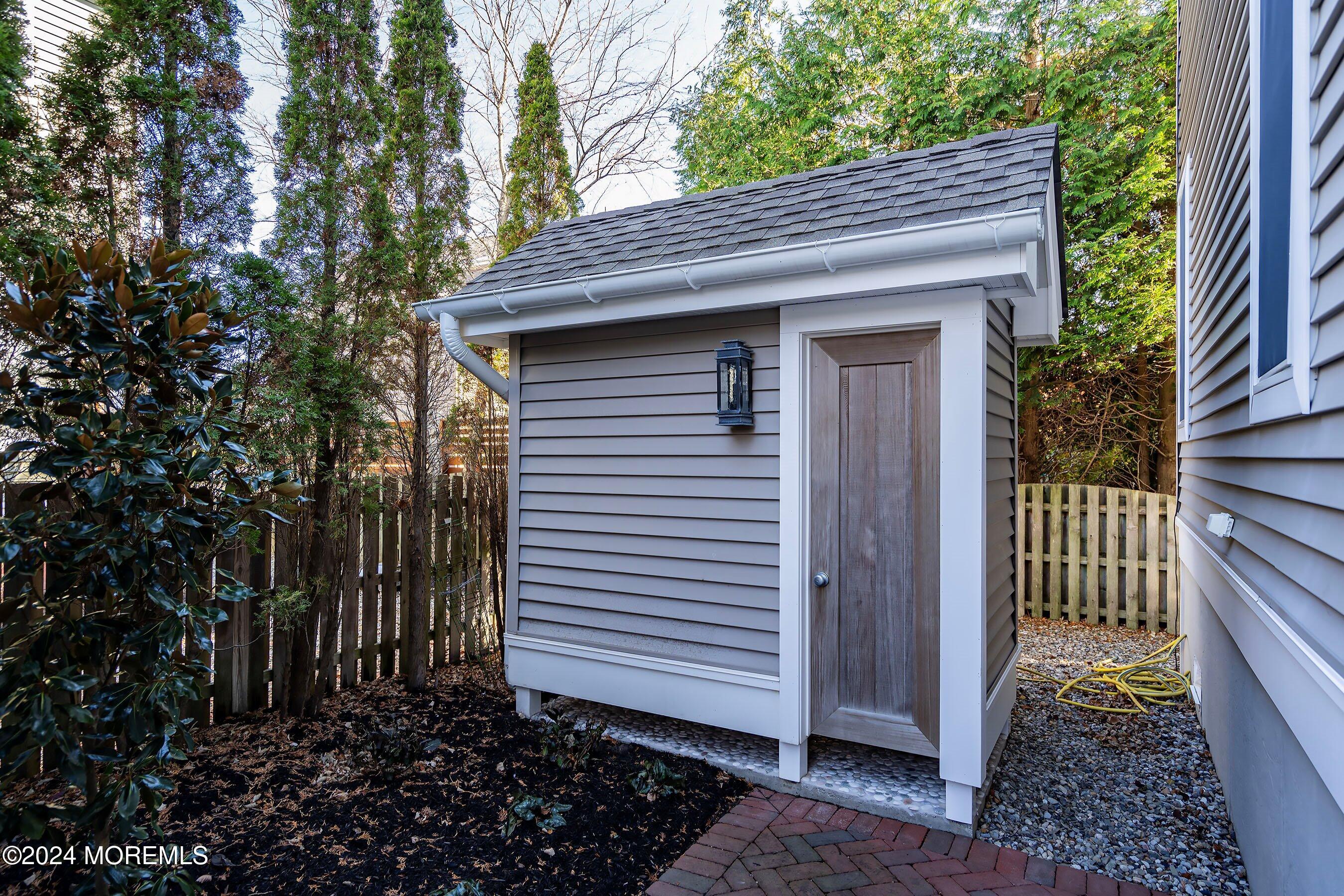 11 W Muriel Avenue