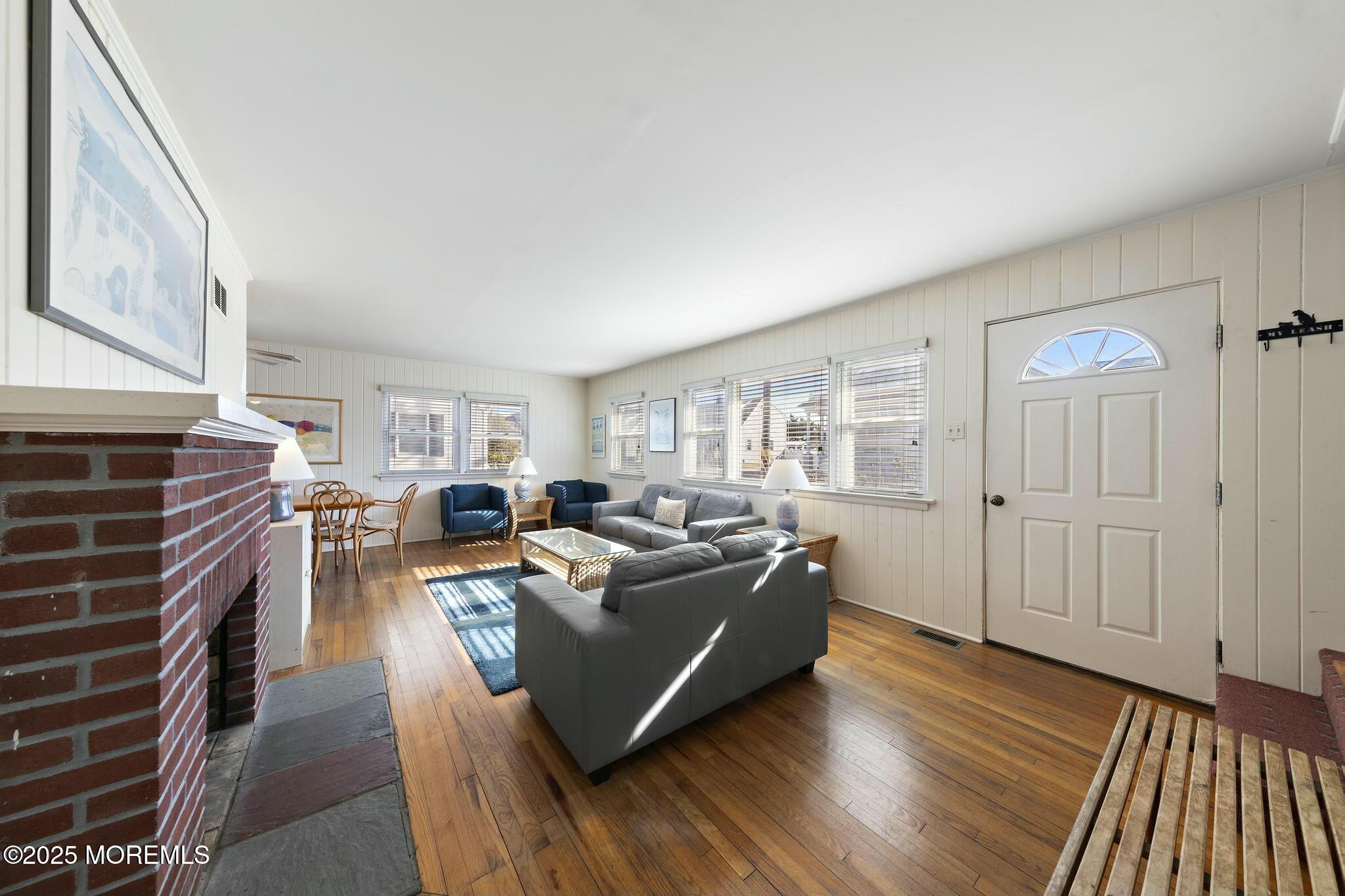 119 E Hollybanks Lane
