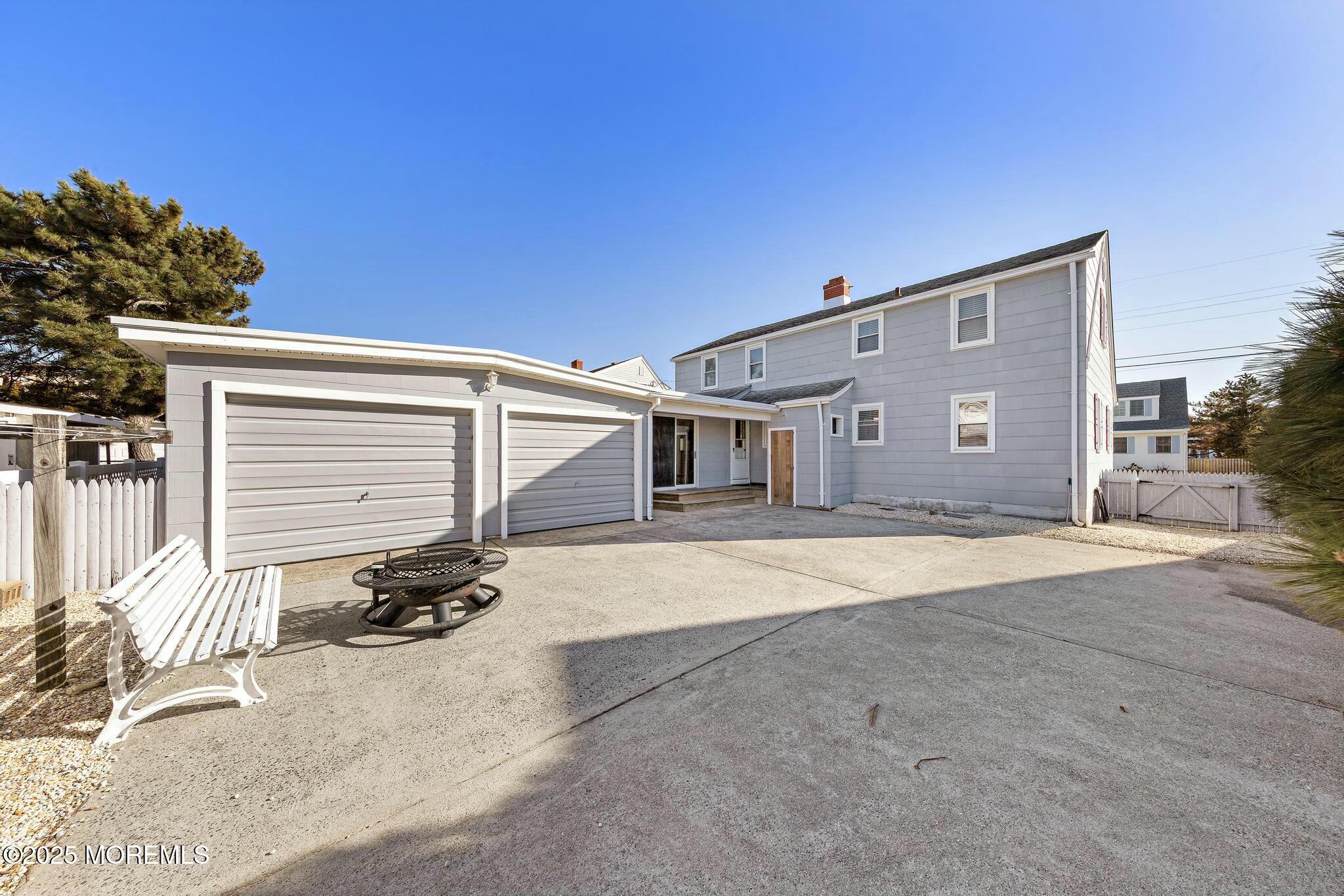 119 E Hollybanks Lane