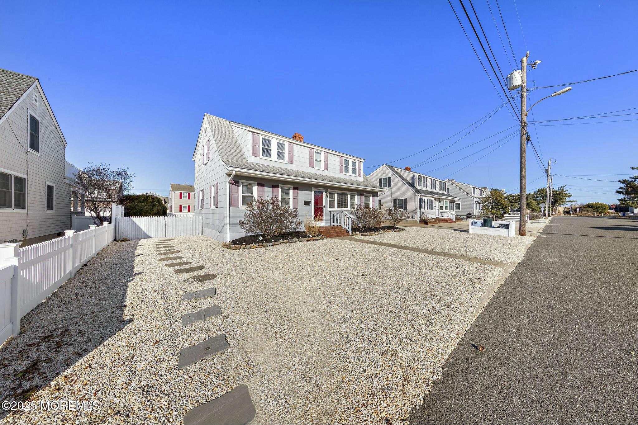 119 E Hollybanks Lane