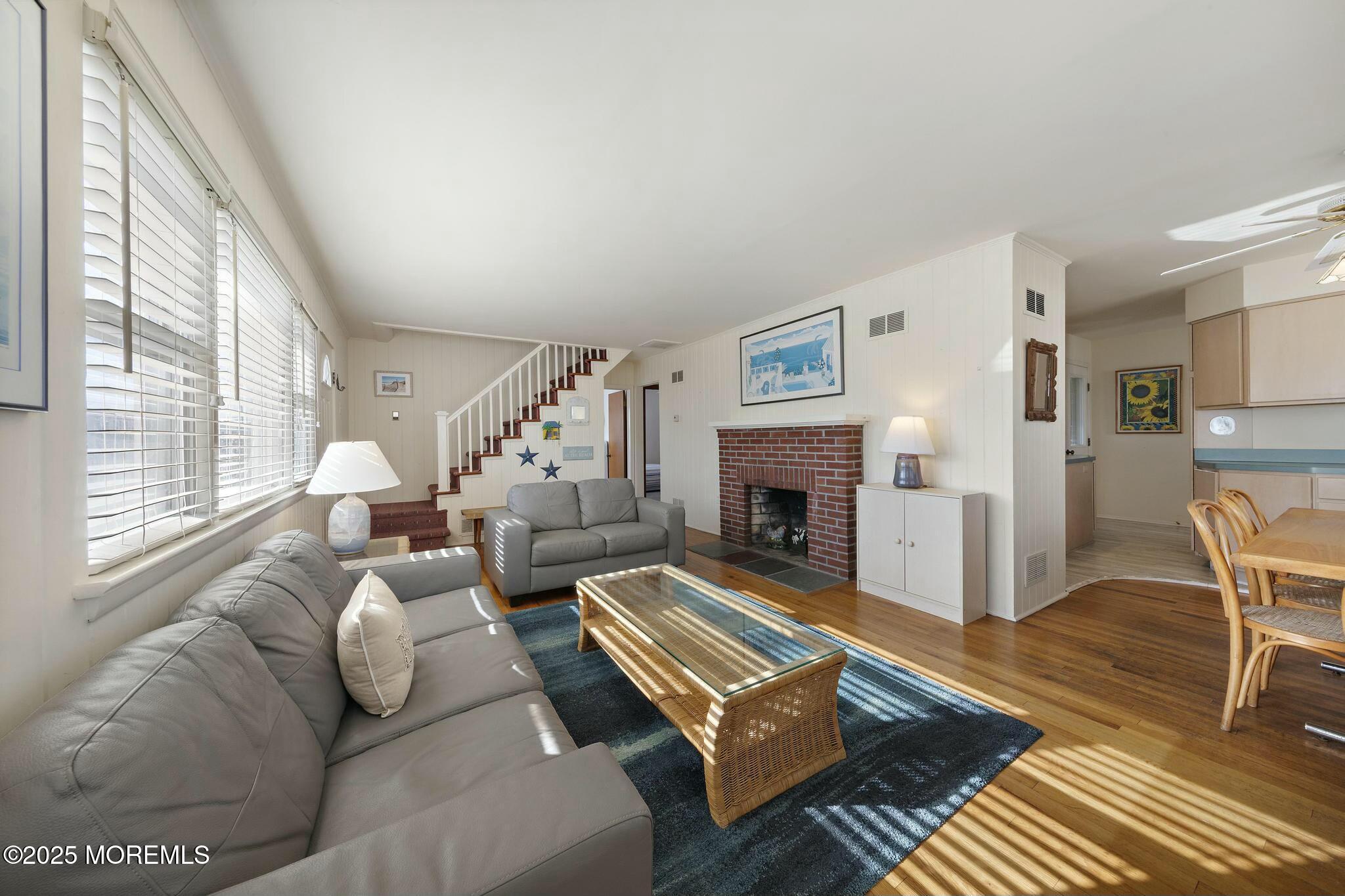 119 E Hollybanks Lane