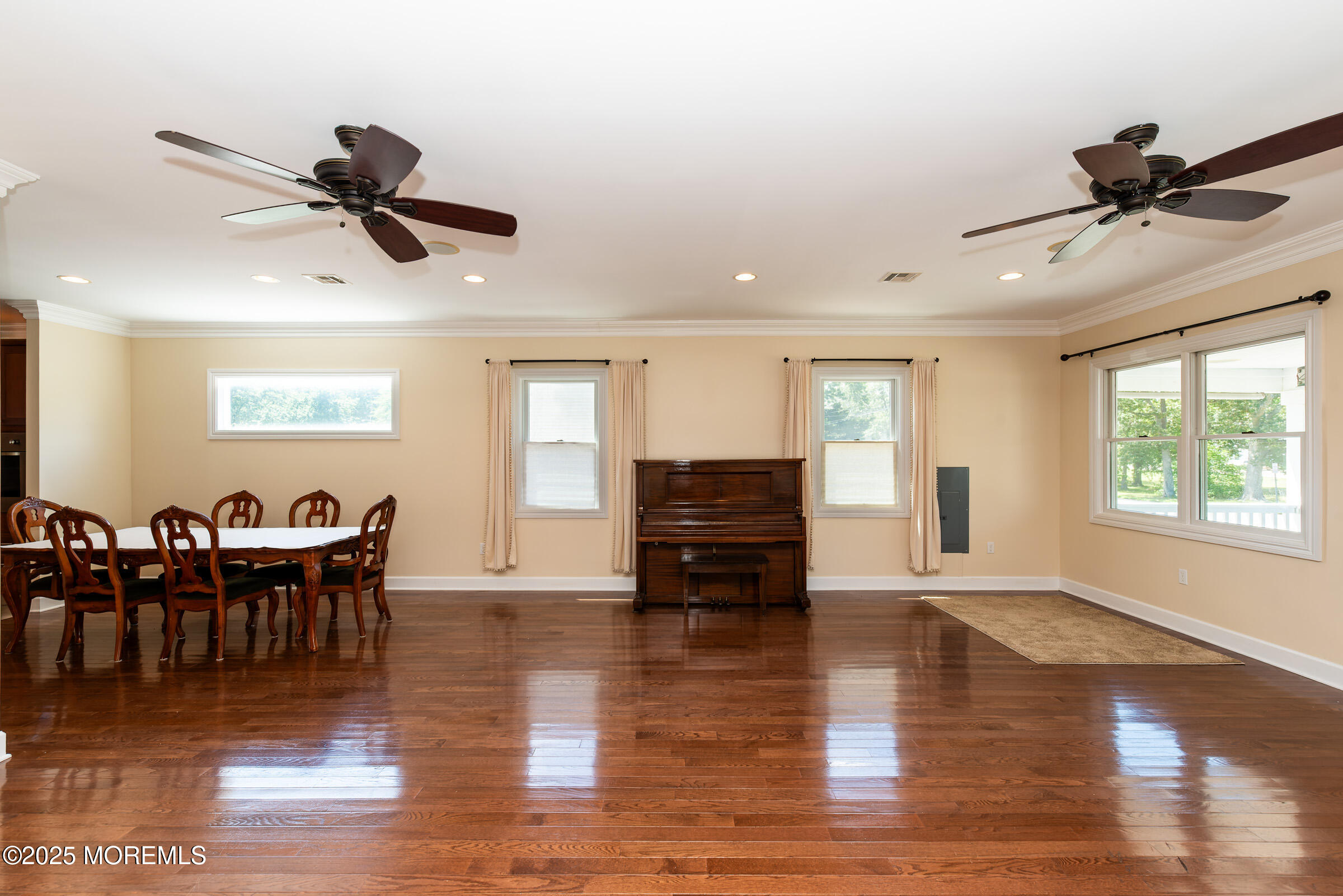532 E Arverne Avenue