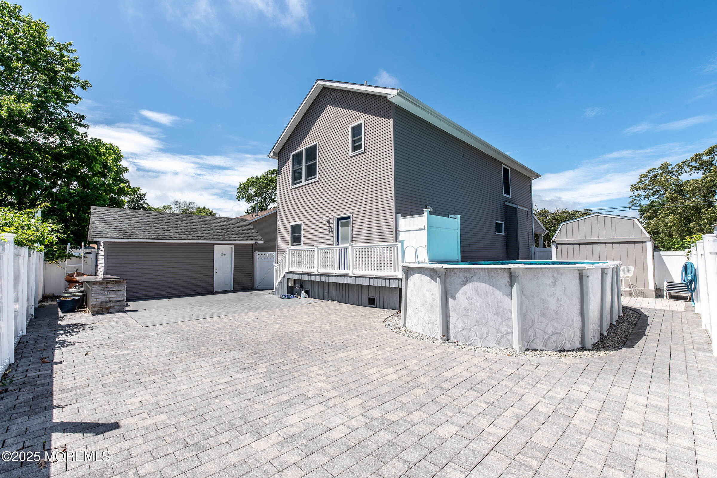 532 E Arverne Avenue