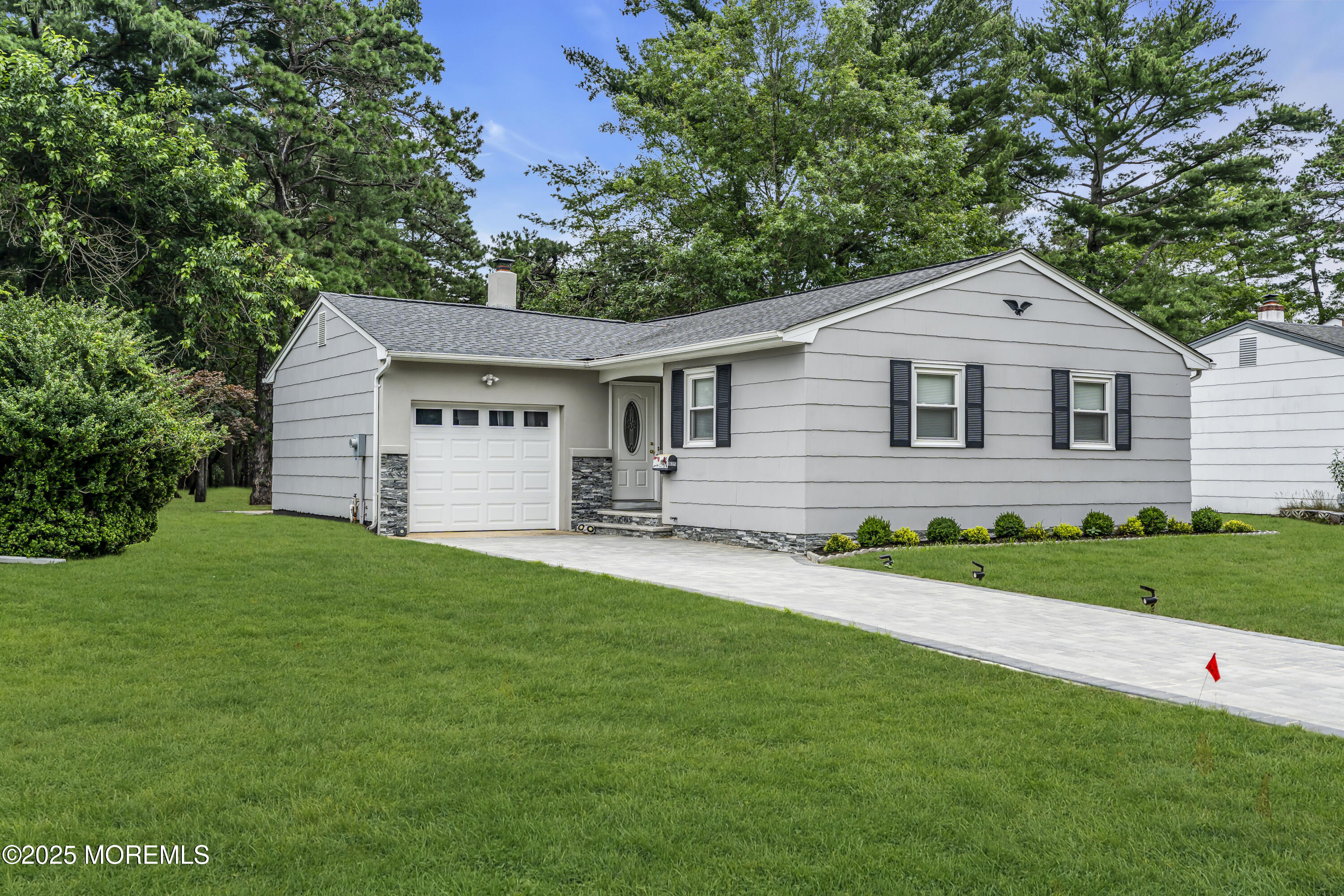 925 Edgebrook Drive N