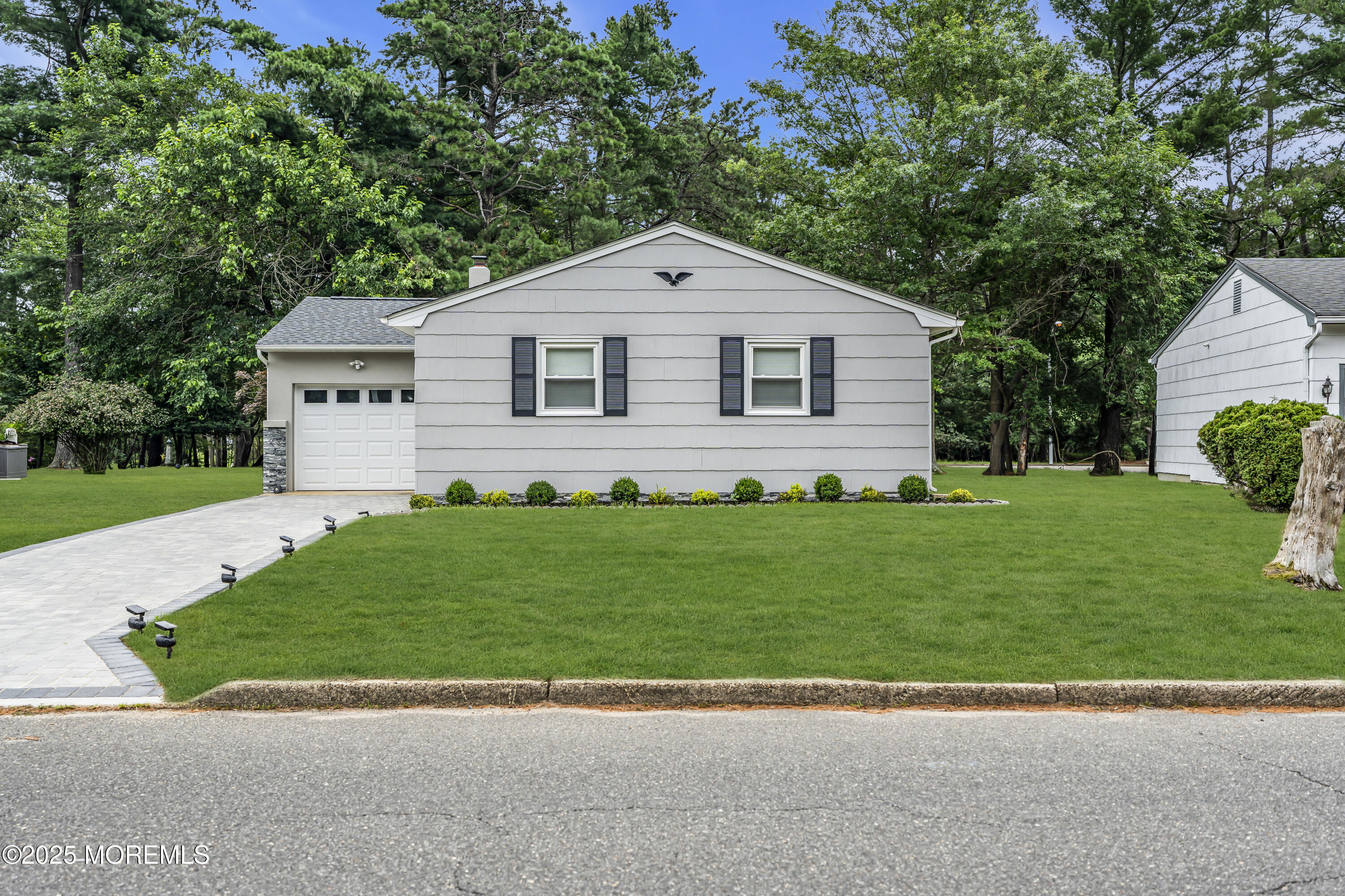 925 Edgebrook Drive N