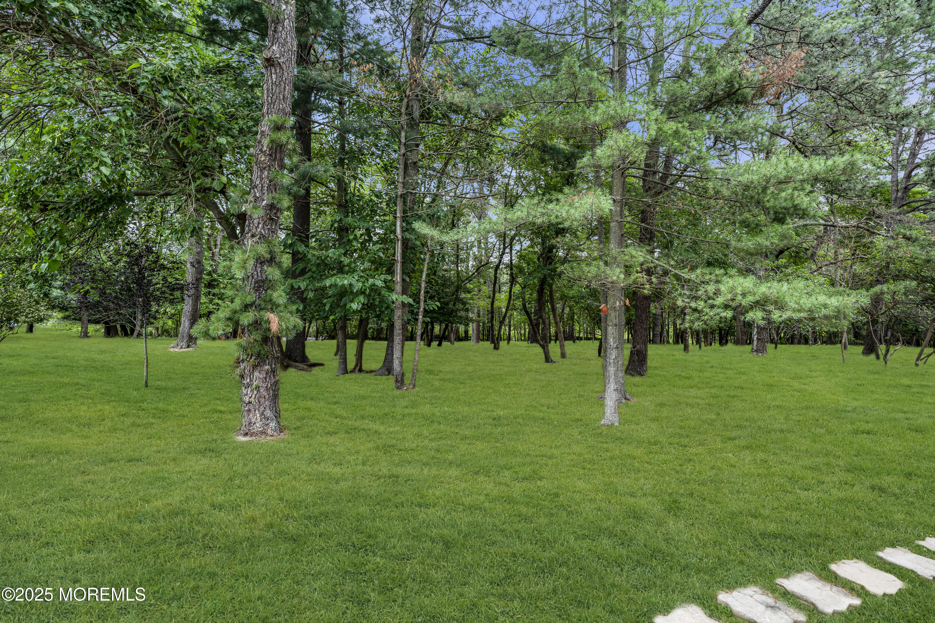 925 Edgebrook Drive N