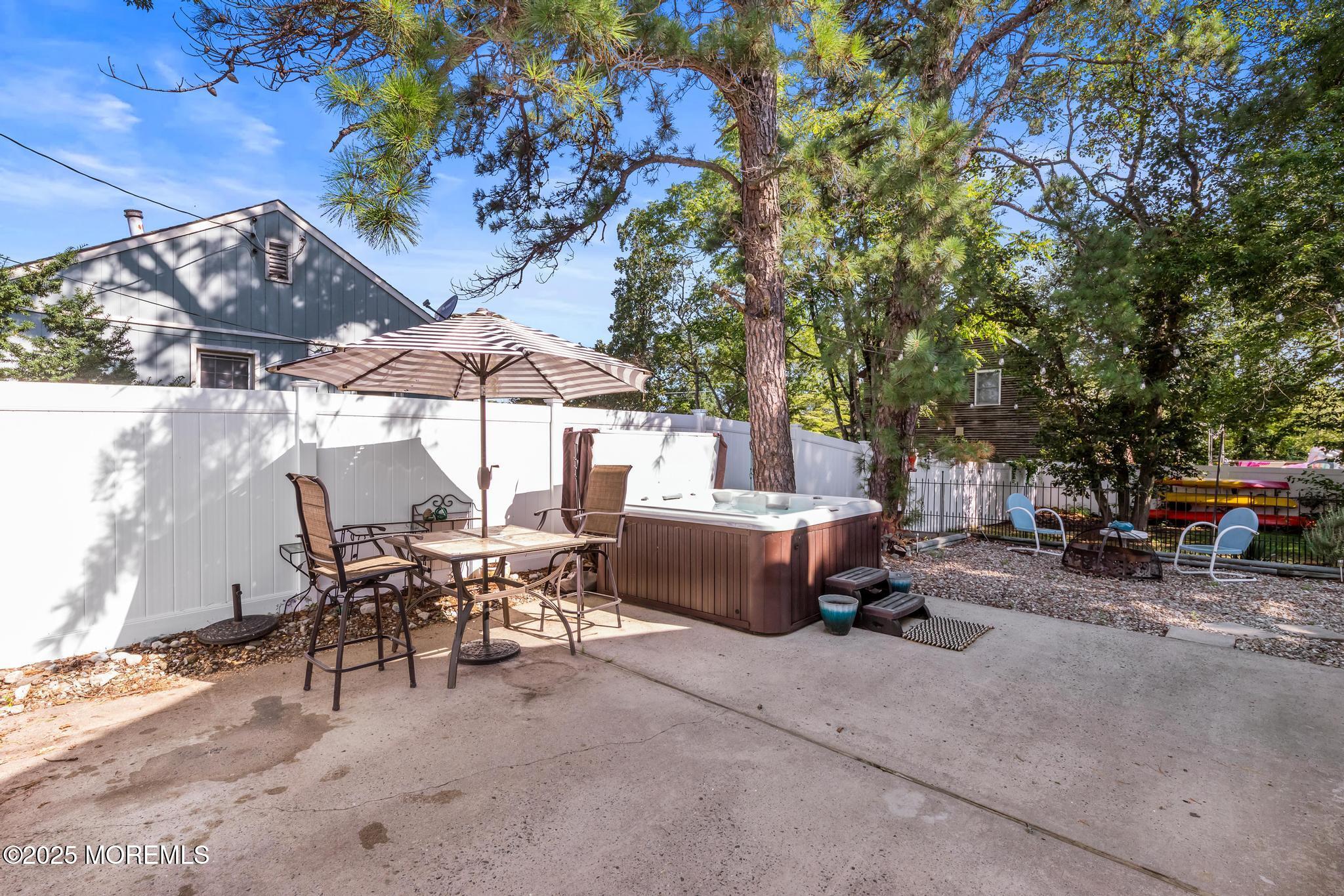 309 Manapaqua Avenue