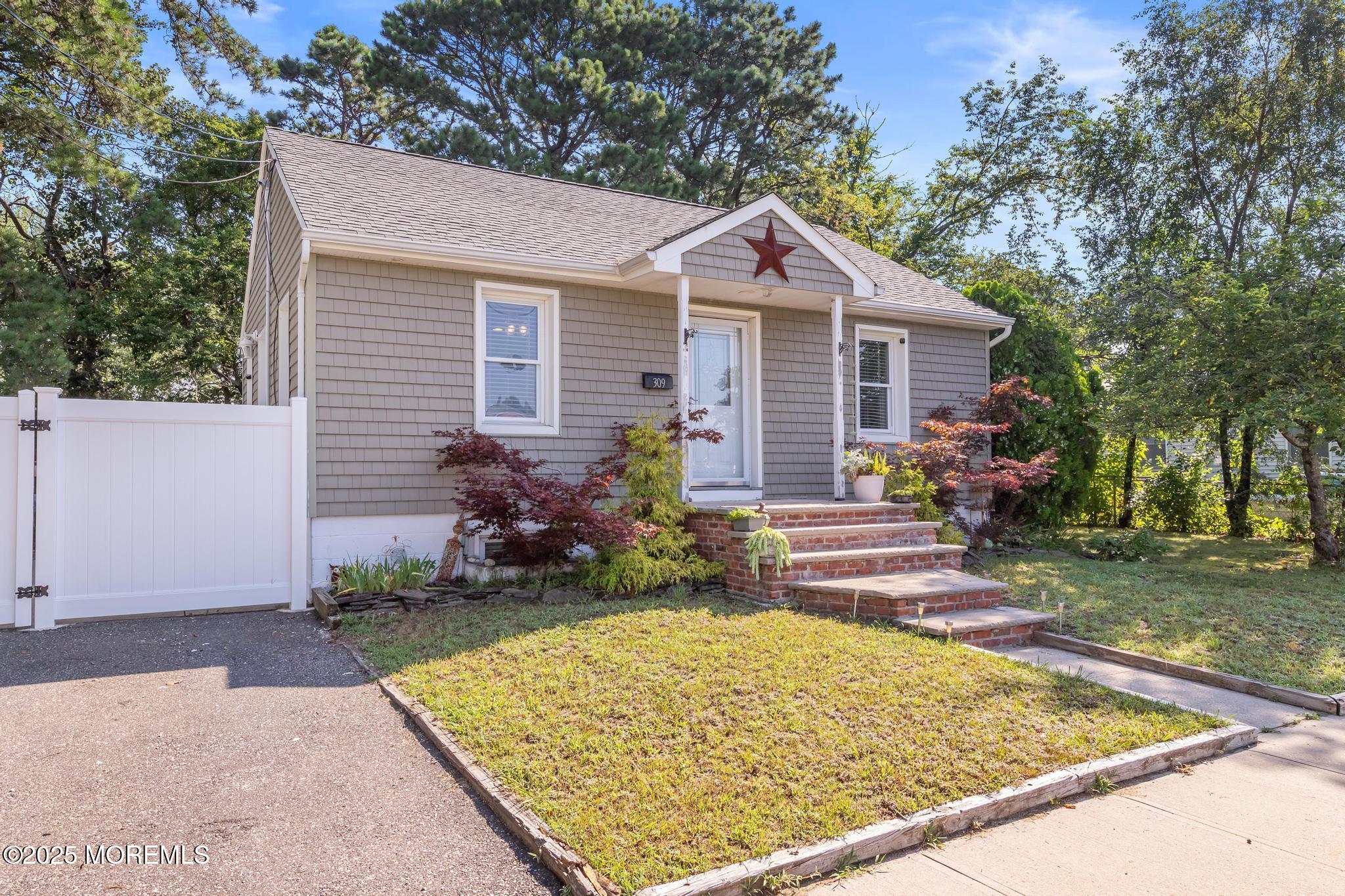 309 Manapaqua Avenue