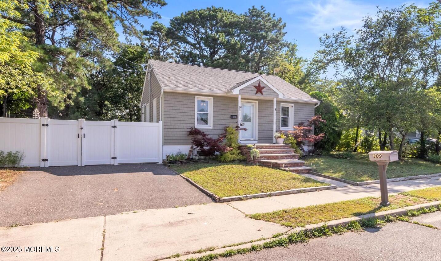309 Manapaqua Avenue