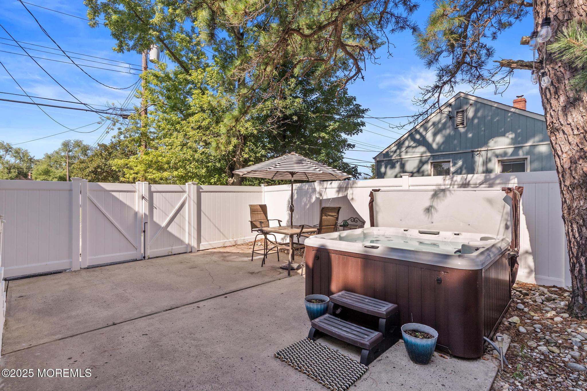 309 Manapaqua Avenue
