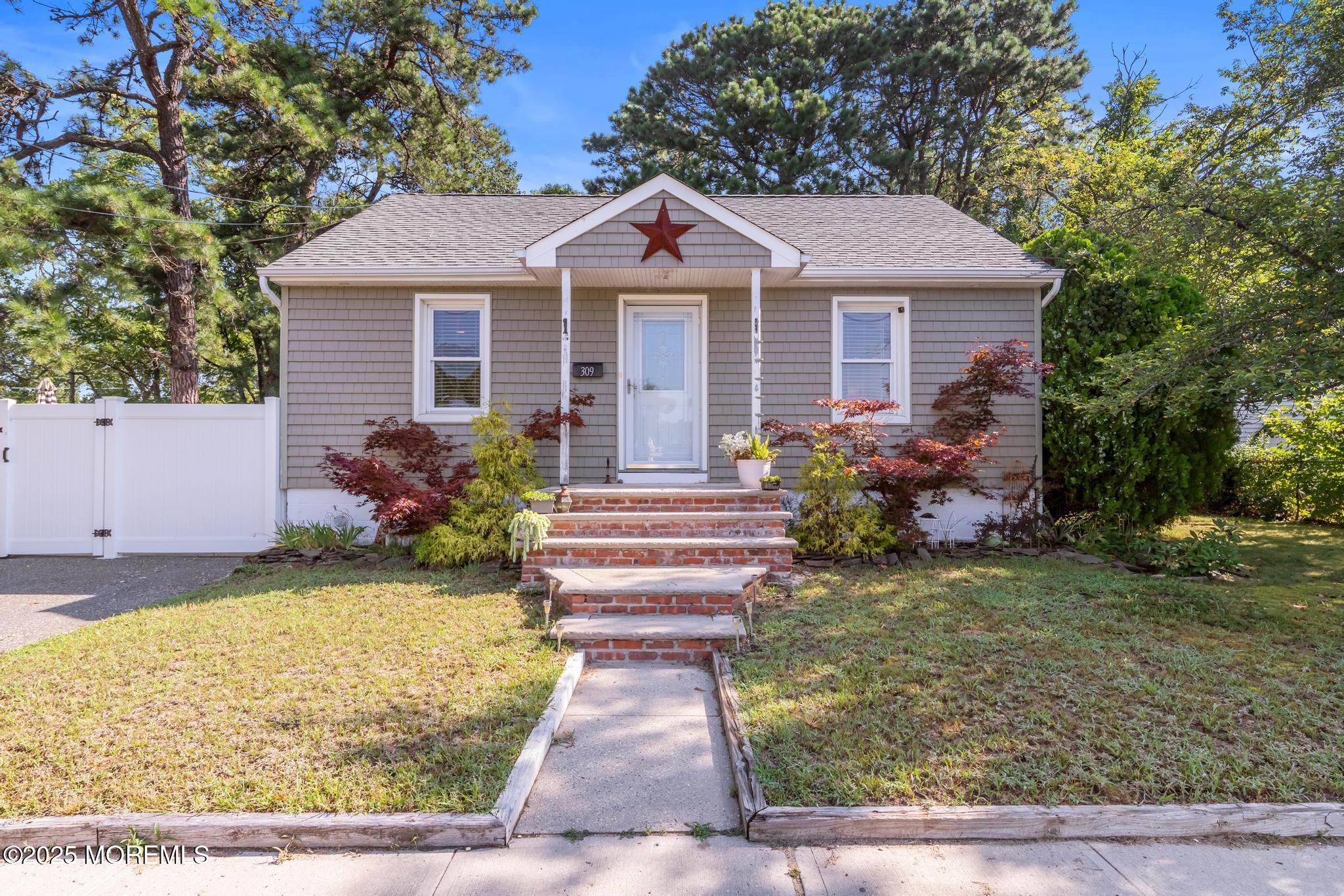 309 Manapaqua Avenue
