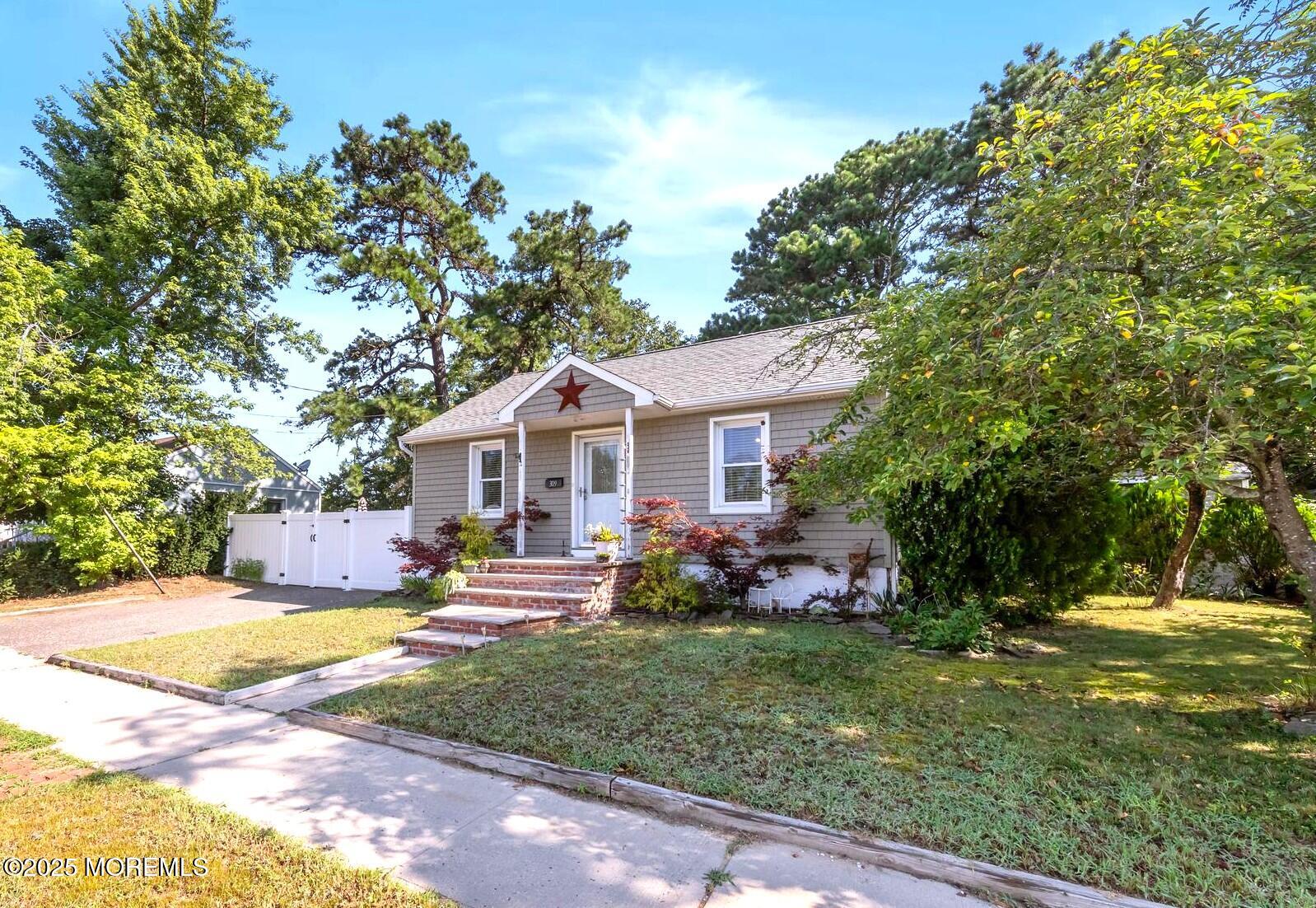 309 Manapaqua Avenue