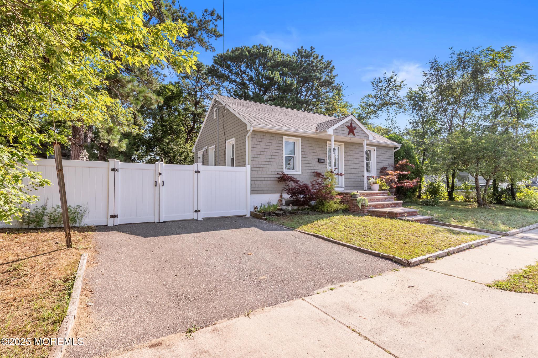 309 Manapaqua Avenue