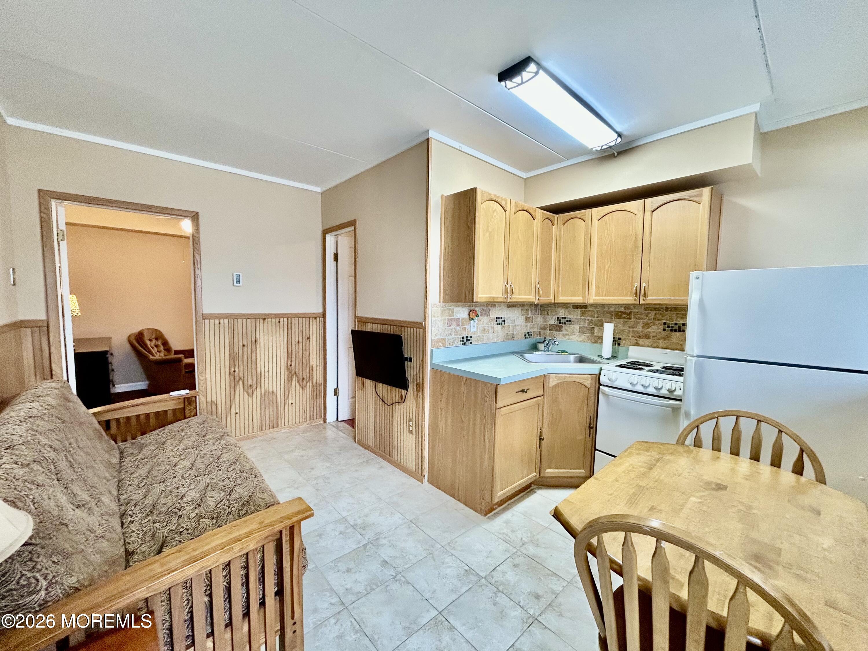 28 Fremont Avenue B12