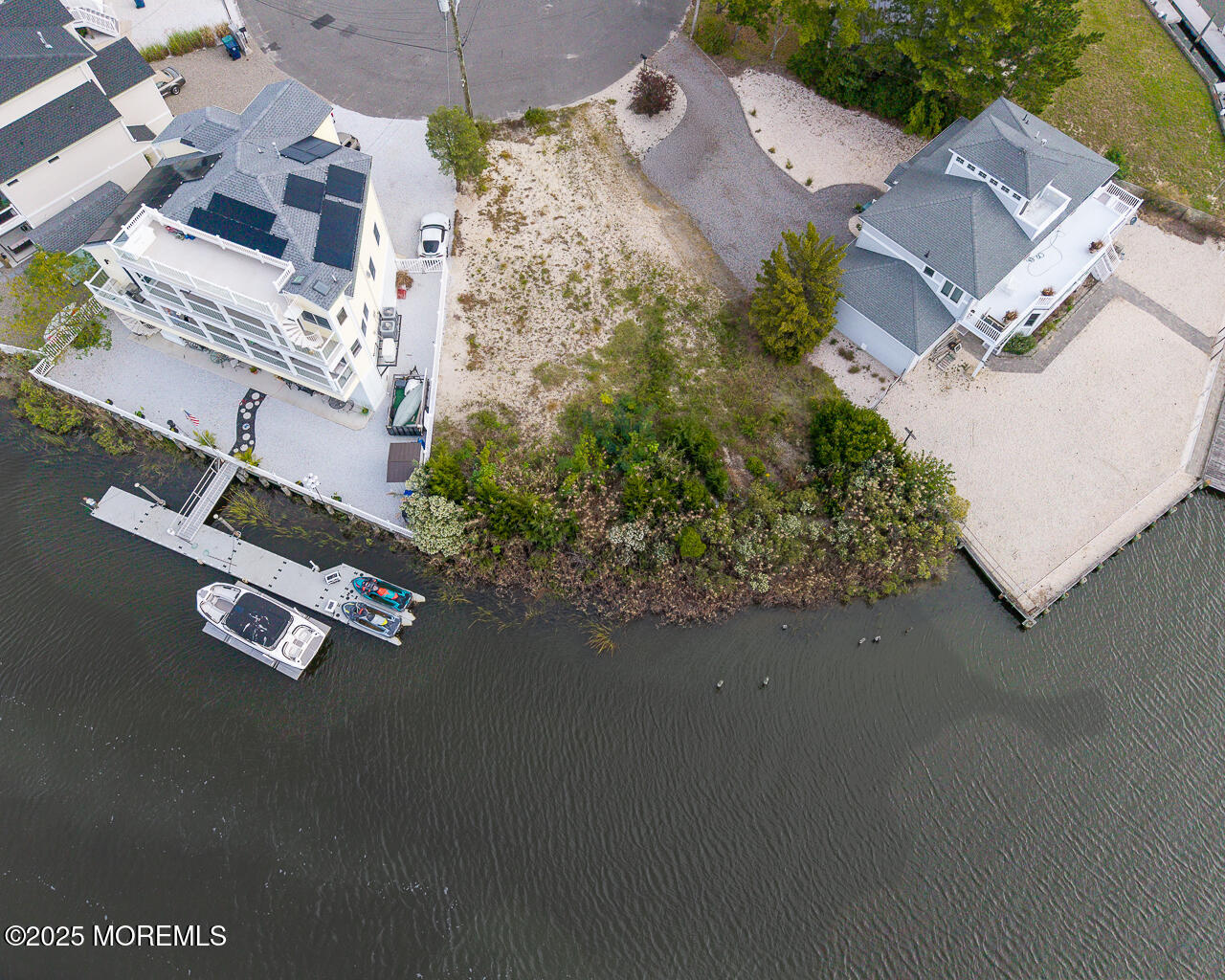 733 Twin Lakes Boulevard