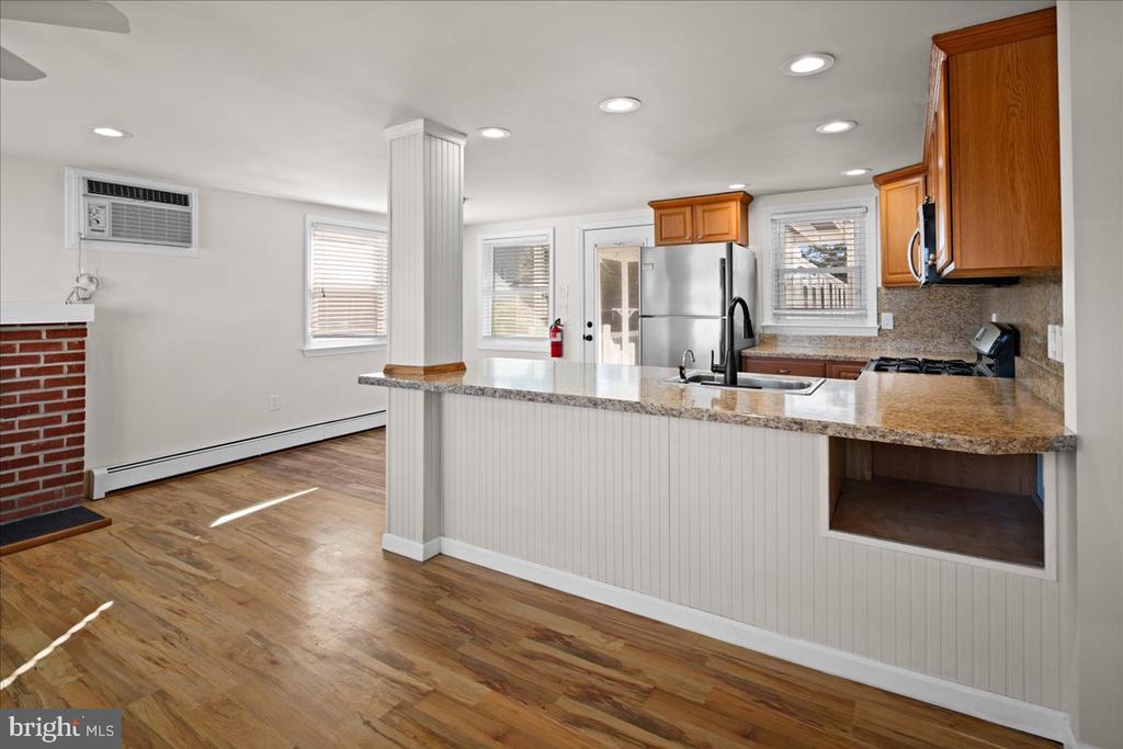 242 W 15TH ST Unit: 1