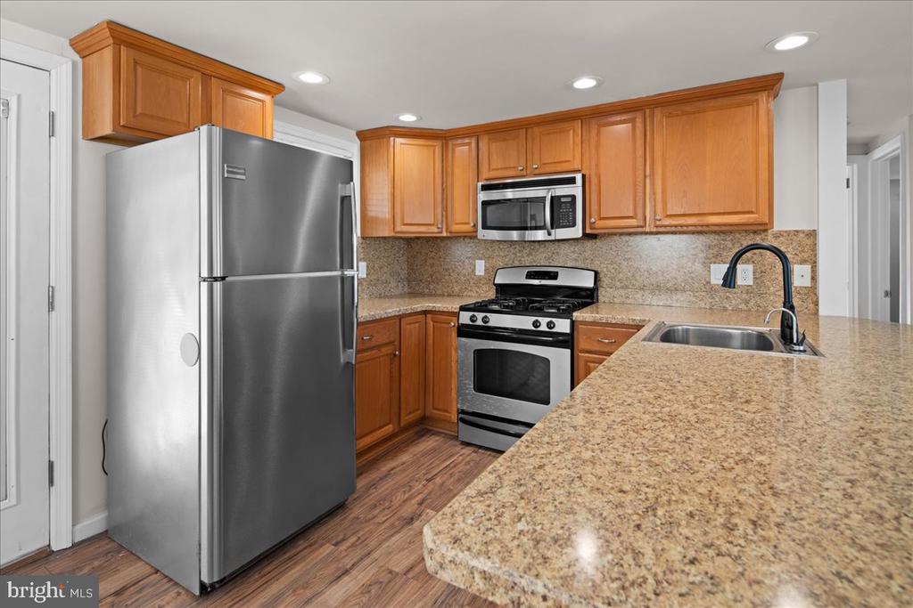 242 W 15TH ST Unit: 1