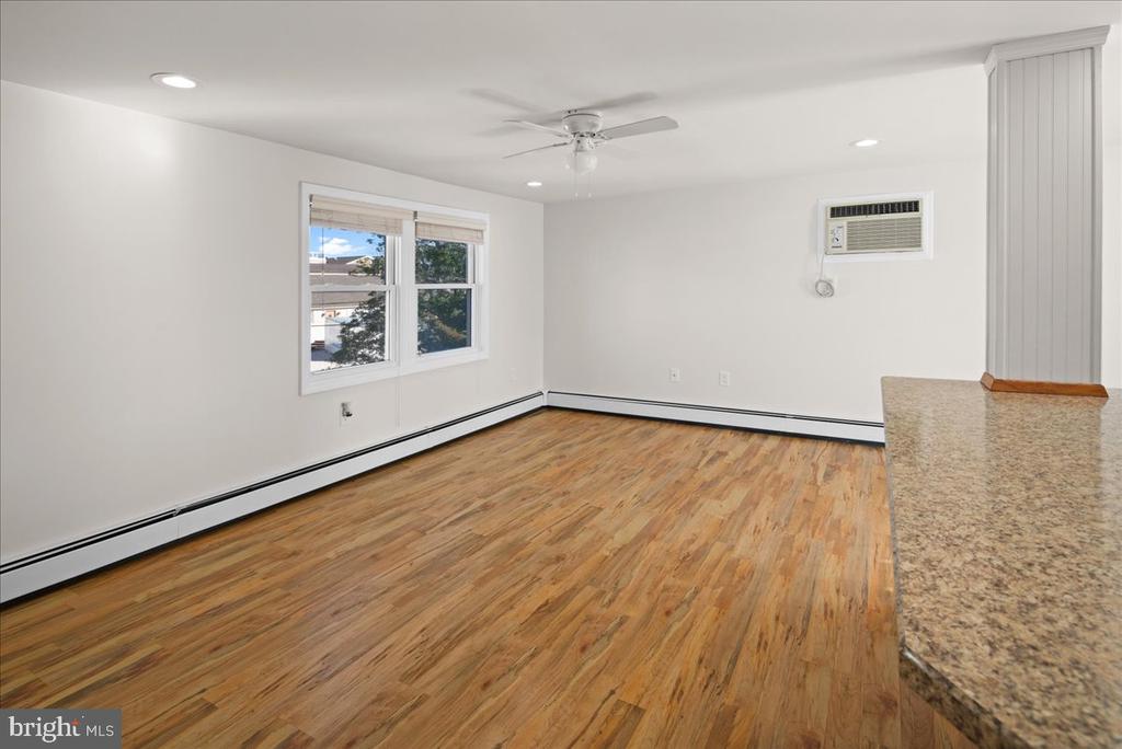 242 W 15TH Unit: 2
