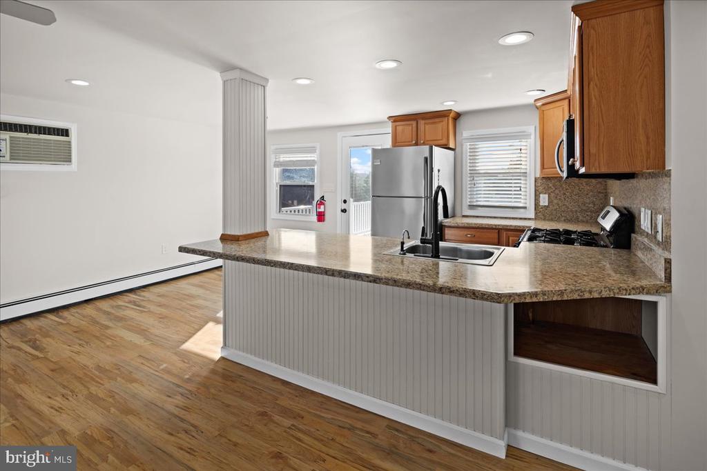 242 W 15TH Unit: 2