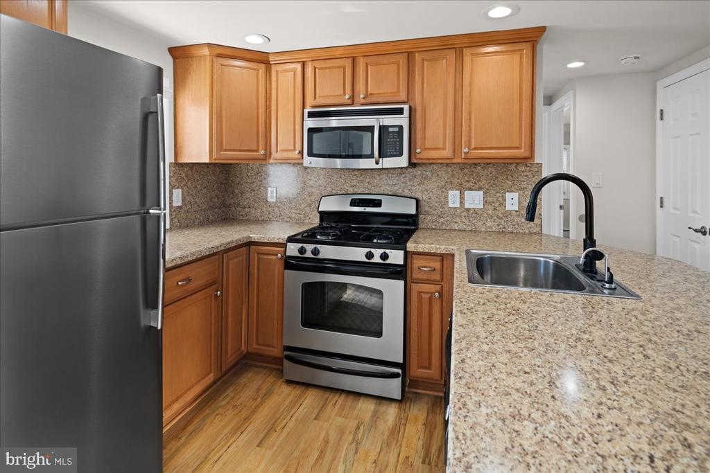 242 W 15TH Unit: 2
