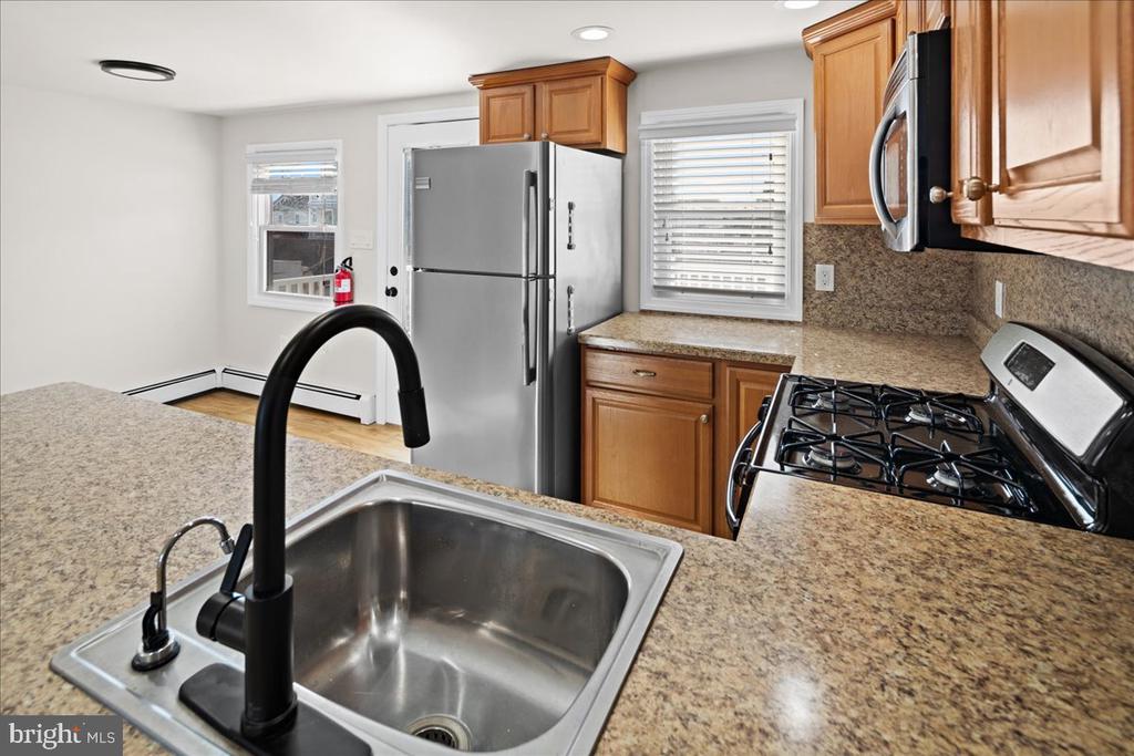 242 W 15TH Unit: 2
