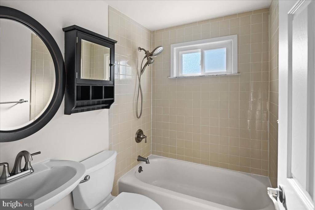 242 W 15TH Unit: 2