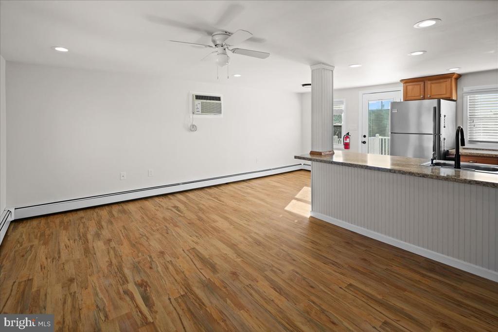 242 W 15TH Unit: 2