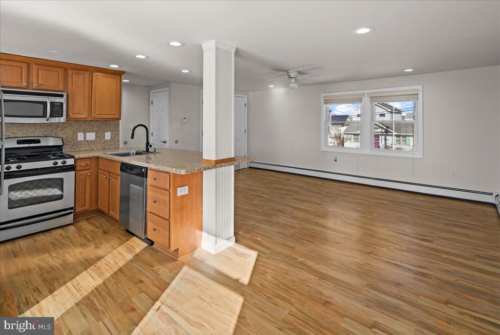242 W 15TH Unit: 2