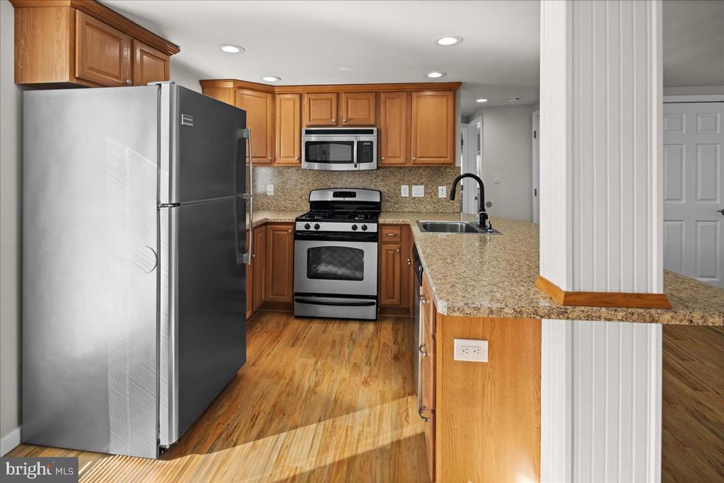 242 W 15TH Unit: 2