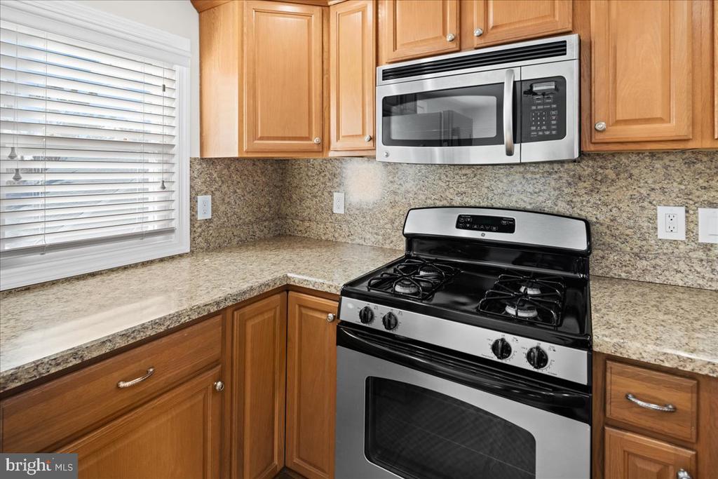 242 W 15TH Unit: 2