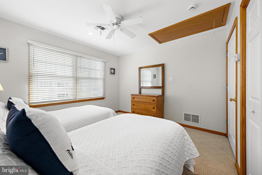 18 E COUGHLAN (72ND ST) AVENUE