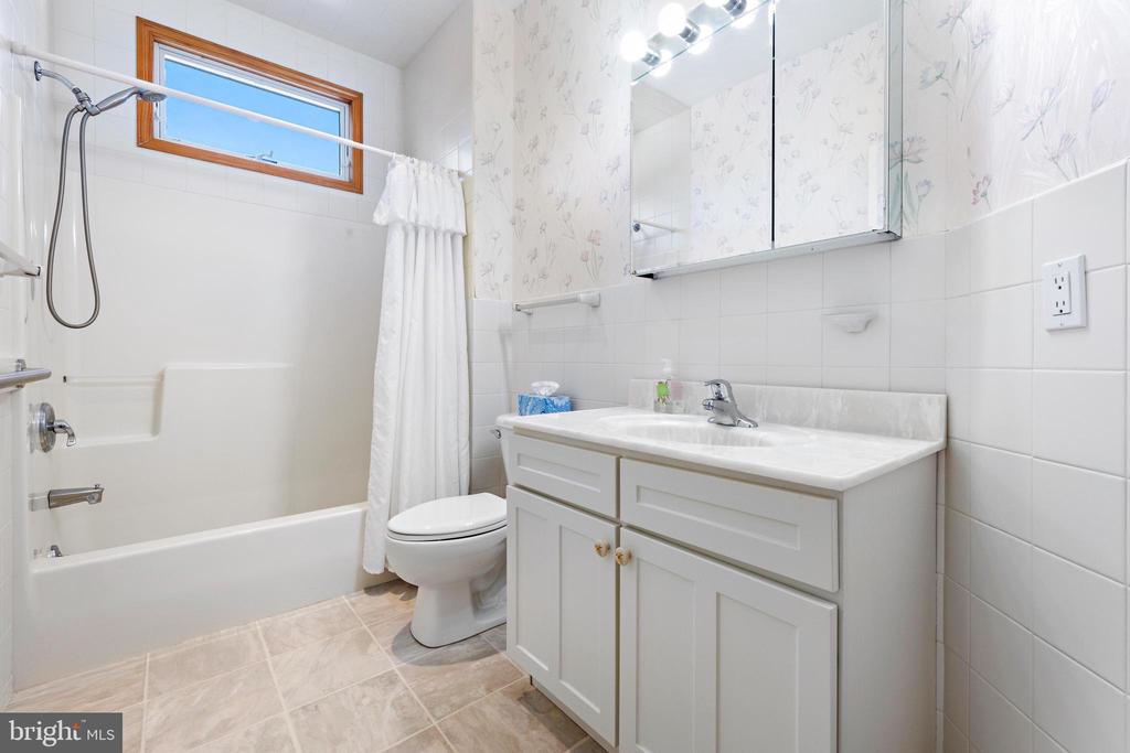 18 E COUGHLAN (72ND ST) AVENUE