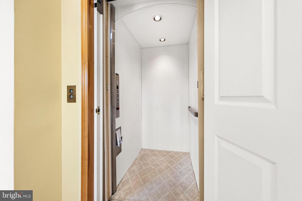 18 E COUGHLAN (72ND ST) AVENUE