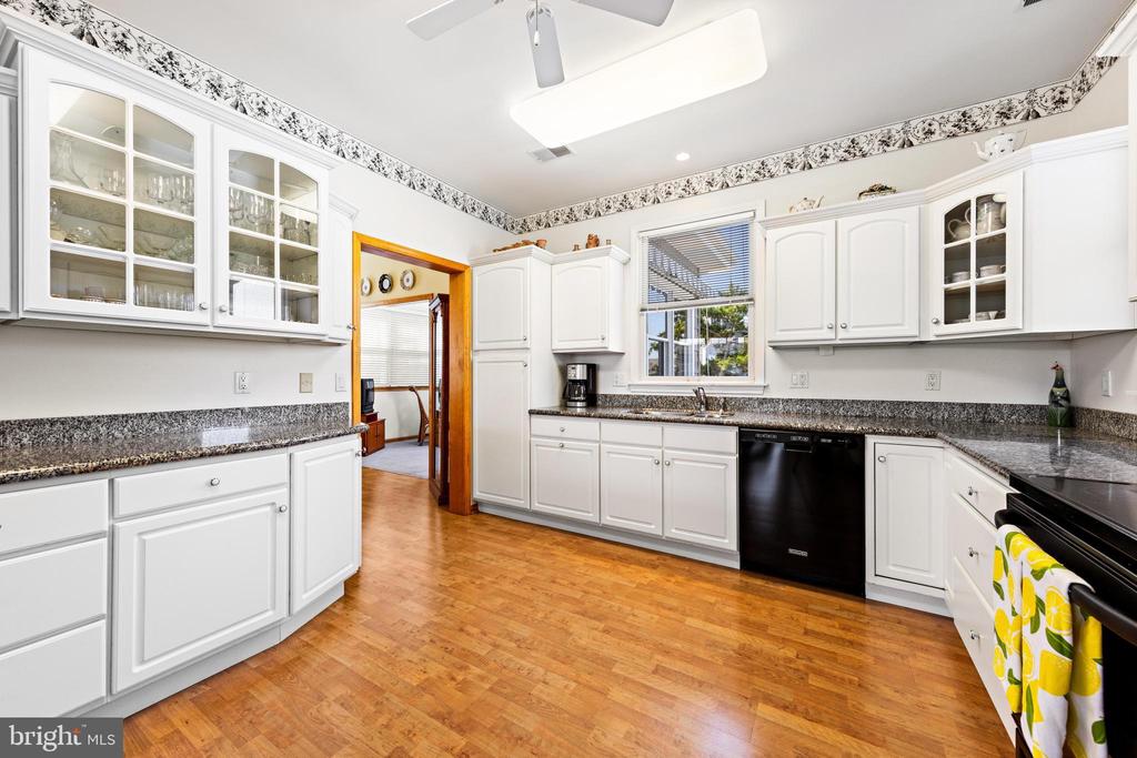 18 E COUGHLAN (72ND ST) AVENUE