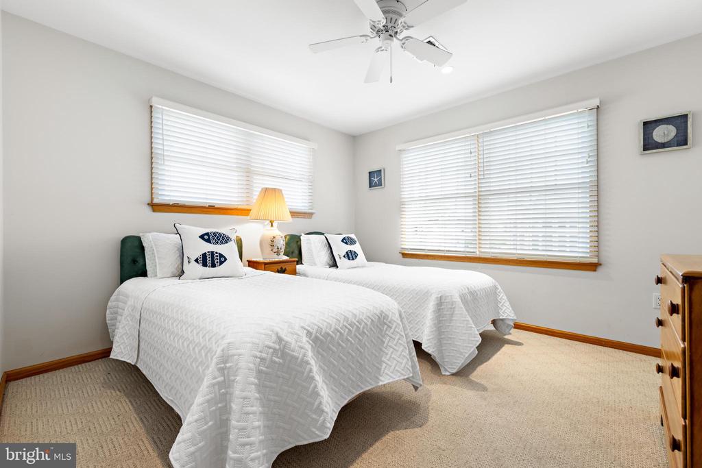 18 E COUGHLAN (72ND ST) AVENUE