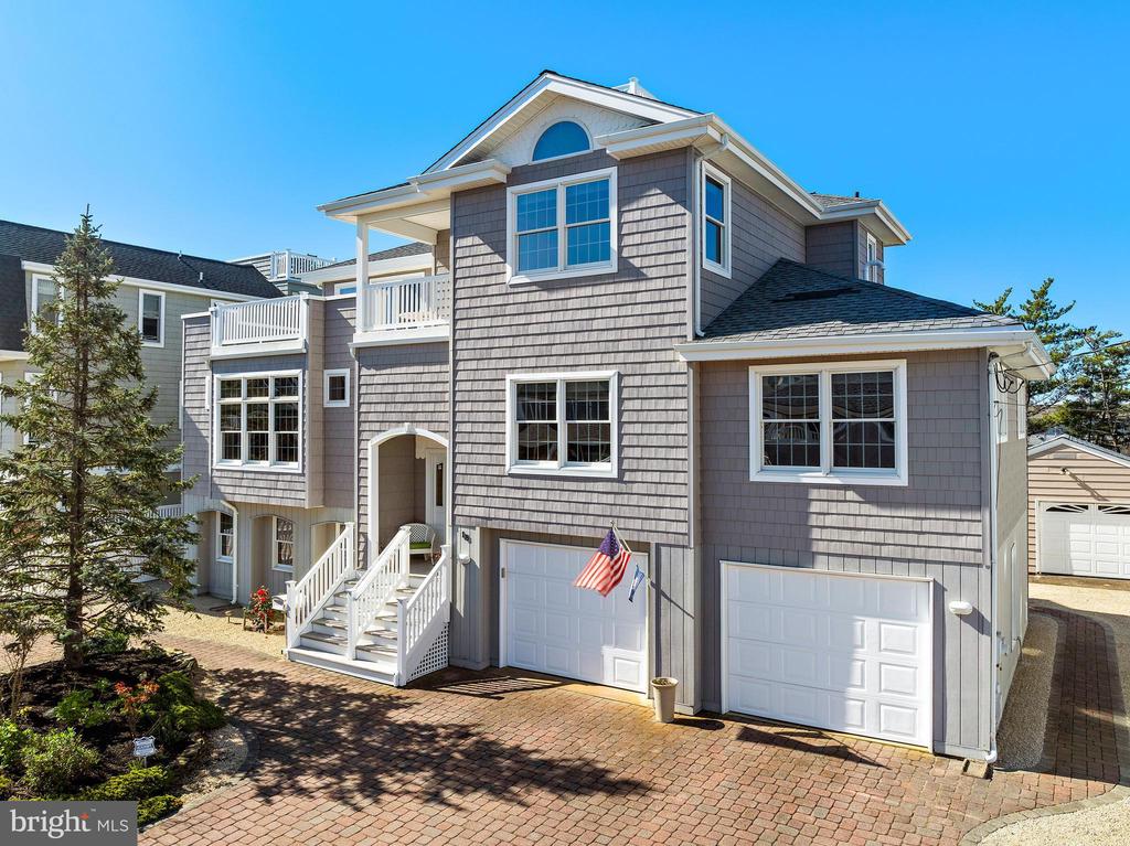 18 E COUGHLAN (72ND ST) AVENUE