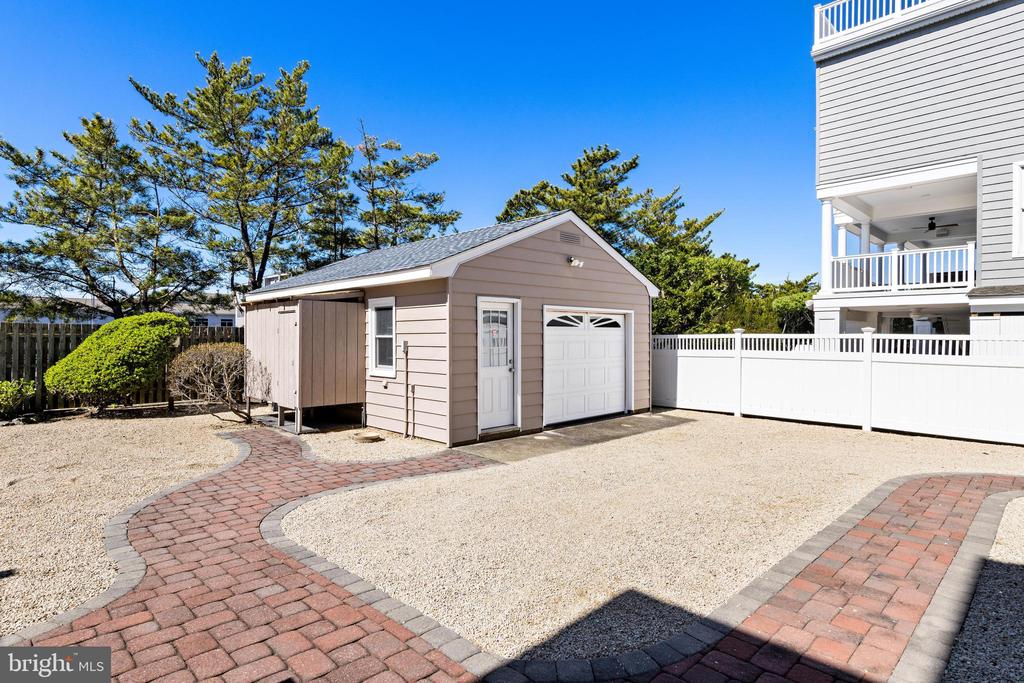 18 E COUGHLAN (72ND ST) AVENUE