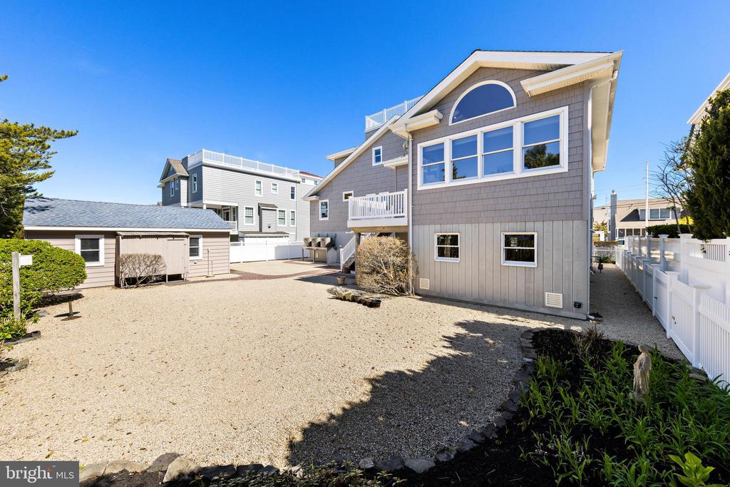 18 E COUGHLAN (72ND ST) AVENUE