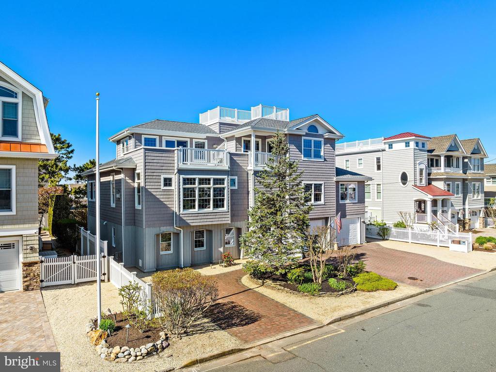 18 E COUGHLAN (72ND ST) AVENUE