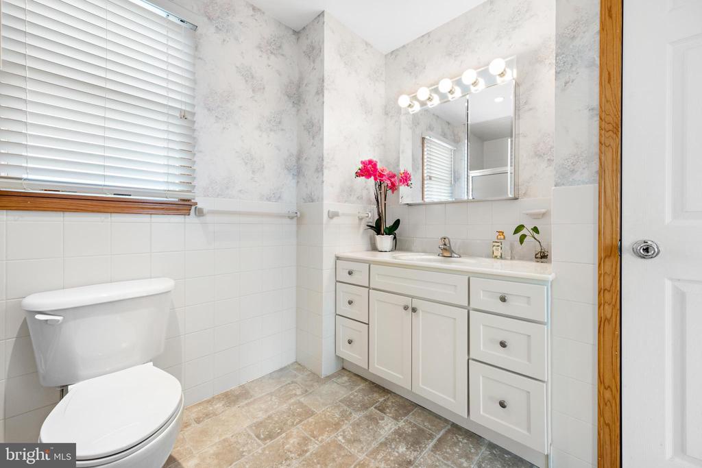 18 E COUGHLAN (72ND ST) AVENUE