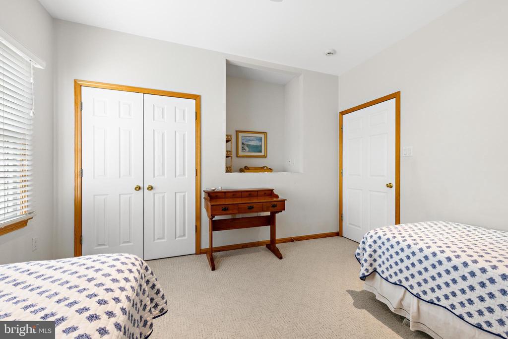 18 E COUGHLAN (72ND ST) AVENUE