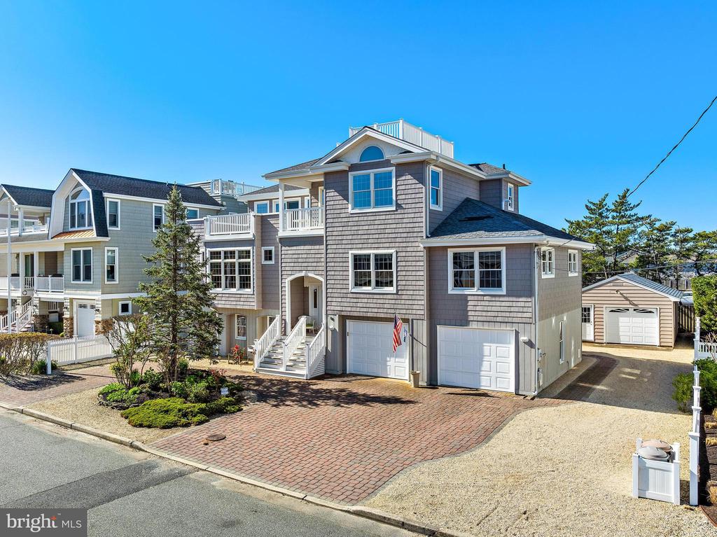 18 E COUGHLAN (72ND ST) AVENUE