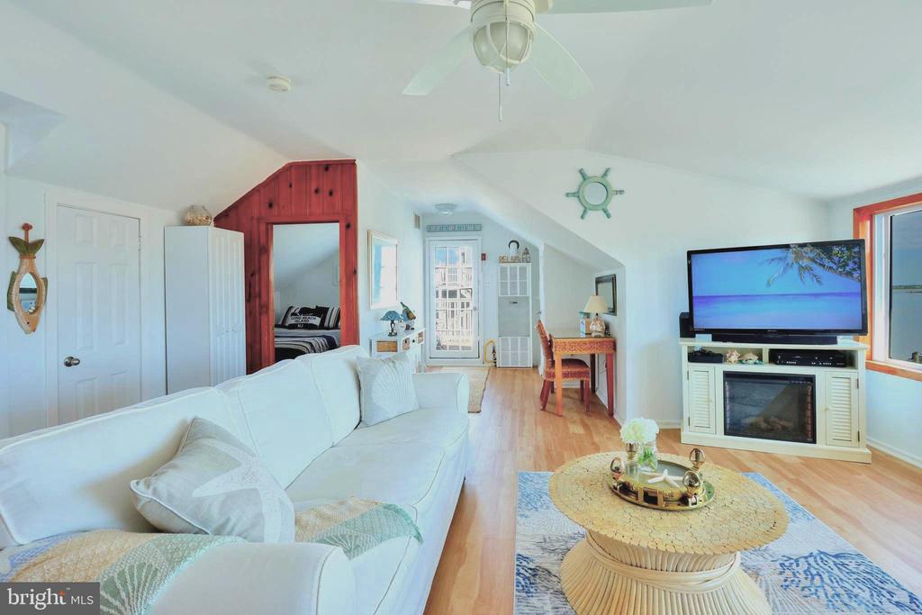 201 W SHIP BOTTOM AVENUE Unit: 5